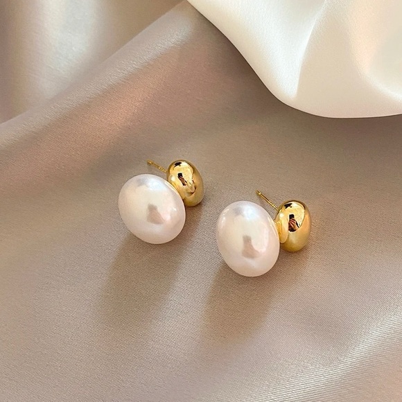 EARRINGS French Elegant Gold Color Bean Spliced Flat Pearl Earrings JEWE… - Picture 5 of 5